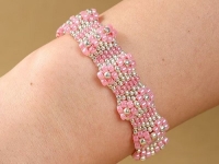 3月10日，手工拿回家做，靈活就業(yè)手工創(chuàng)業(yè)居家掙錢，微創(chuàng)業(yè)開手工加工廠、做手工傳承官，在手工之家，認真敬業(yè)多掙錢，圖為串珠米珠繡純手工產(chǎn)品剪影