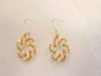 4月5日，外發(fā)手工正規(guī)平臺，居家手工創(chuàng)業(yè)靈活就業(yè)，微創(chuàng)業(yè)開手工加工廠，做手工傳承官，手工之家的純手工有優(yōu)勢、收入好，圖為串珠米珠繡純手工產品剪影