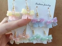 4月6日，在家能掙錢的正規(guī)手工，輕資產(chǎn)創(chuàng)業(yè)開手工加工廠，微創(chuàng)業(yè)做手工傳承官，在手工之家，純手工事業(yè)的發(fā)展成果是大家的，圖為串珠米珠繡純手工產(chǎn)品剪影