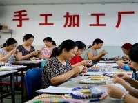 把手工領(lǐng)回家做，純手工加工廠允不允許，就看簽訂的正規(guī)合同怎么說？