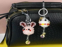 4月29日，家里干的手工兼職，帶回家做的手工就業(yè)創(chuàng)業(yè)項目，微創(chuàng)業(yè)做手工工作室，純手工合作成就大家和手工之家，圖為串珠米珠繡純手工產品剪影