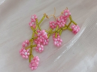 5月20日，手工外發(fā)加工怎么找貨源，想接正規(guī)廠家的手工，微創(chuàng)業(yè)做手工工作室，手工之家堅持創(chuàng)新，努力讓大家合作更有成效，圖為串珠米珠繡純手工產品剪影