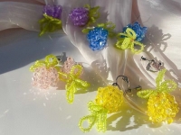 9月27日，在家就能掙錢的工作，兼職創(chuàng)業(yè)做手工工作室，手工外發(fā)加工正規(guī)的廠家，手工之家真心、真誠(chéng)地與大家合作，圖為串珠米珠繡純手工產(chǎn)品剪影