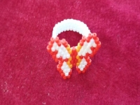 10月02日，外發(fā)加工接單平臺(tái)，正規(guī)手工輕資產(chǎn)創(chuàng)業(yè)，拿回家做手工掙錢，開手工工作室，在手工之家，合作共贏是不變的追求，圖為串珠米珠繡純手工產(chǎn)品剪影