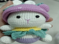 11月23日，手工兼職可帶回家，拿回家的手工創(chuàng)業(yè)項(xiàng)目，小成本創(chuàng)業(yè)開手工工作室，與手工之家合作放心，踏實(shí)在家掙錢，圖為鉤織純手工產(chǎn)品剪影