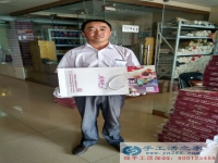 河北王先生在鄉(xiāng)村創(chuàng)業(yè)，在家做手工串珠繡賺錢養(yǎng)家