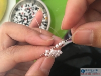 這個(gè)正規(guī)供料的手工活，是重慶蘇女士追求自信快樂(lè)人生的法寶