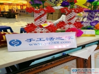 錢不好掙生活壓力大，廣西桂林鄧女士在家做手工活補貼家用