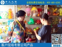 在家做手工活掙錢沒有年齡限制，云南曲靖劉女士做手工活外發(fā)加工掙錢后這樣說