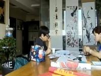 來(lái)手工之家考察，邊琢磨珠繡畫(huà)邊打電話(huà)和家人商量辦合作手續(xù)