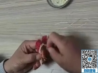 現(xiàn)場體驗(yàn)學(xué)習(xí)珠繡產(chǎn)品加工針法， 手工活之家的加工客戶學(xué)的很用心