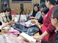 加班到夜里十點，要讓珠繡外發(fā)材料盡快到加工人員的手中