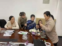 串珠外包加工手工活在零工經(jīng)濟中發(fā)揮重要作用，讓許多人居家受益