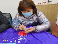 在家串串珠子就能賺錢，這個手工活串珠加工項目很靠譜