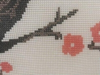 手工之家長(zhǎng)期提供幫扶，讓在家做珠繡加工手工活的人有穩(wěn)定收入