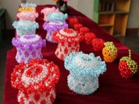 用珠子串制成各種精美漂亮的手工藝品，源源不斷帶來(lái)收入