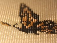 在家做勵志珠珠繡外發(fā)手工活，家庭主婦過上有自尊、安逸的生活